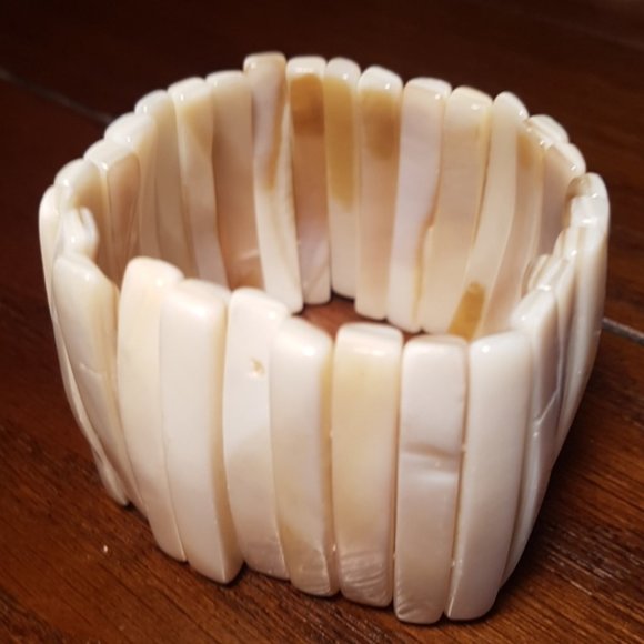 Mother of Pearl Bracelet - Picture 2 of 3